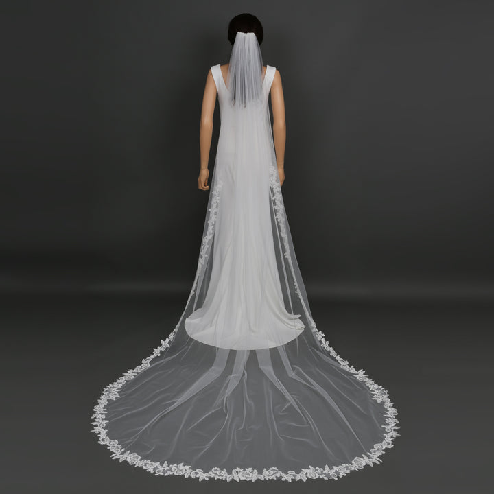 FS6217 bridal veil with elegant lace detailing, full view.