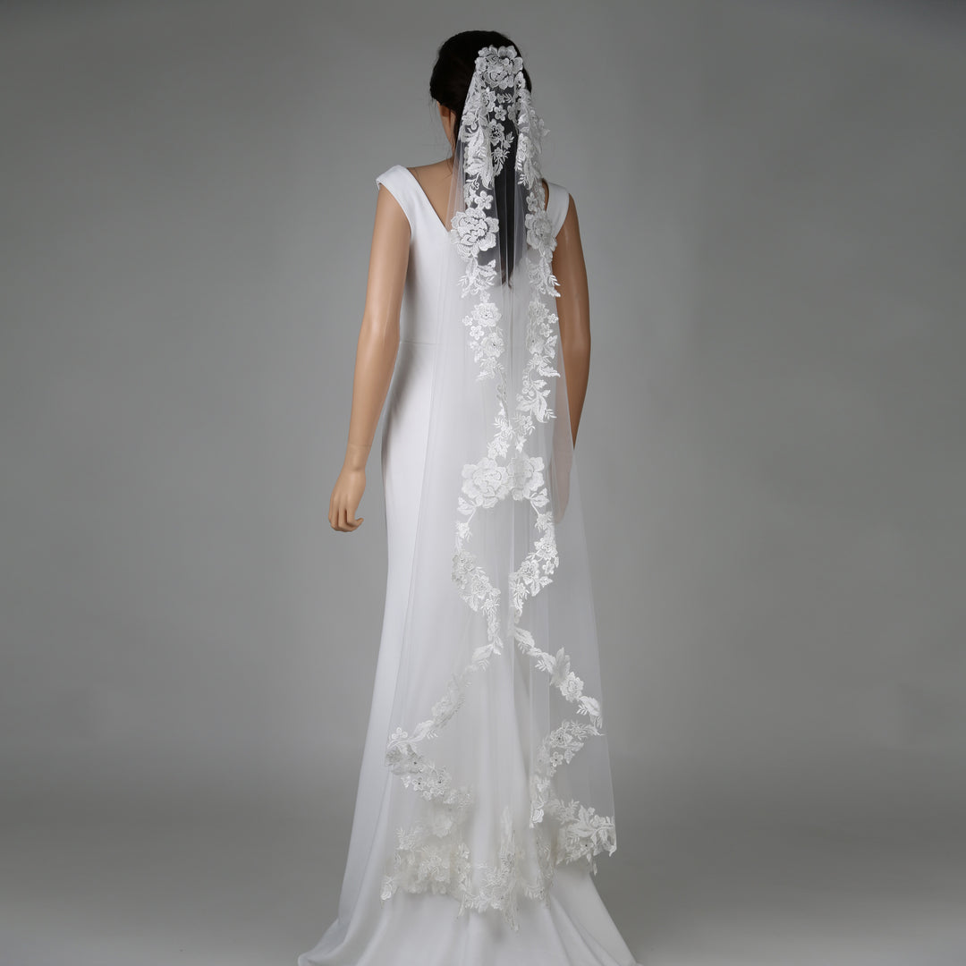 FS6221-M bridal veil styled on mannequin, highlighting mid-length design.