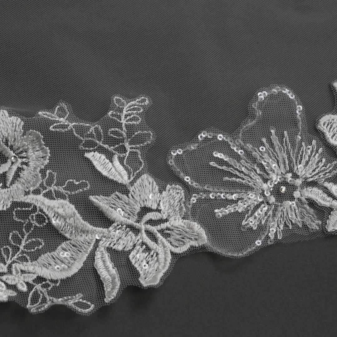 FS6231 stunning cathedral veil highlighting intricate scalloped edges.