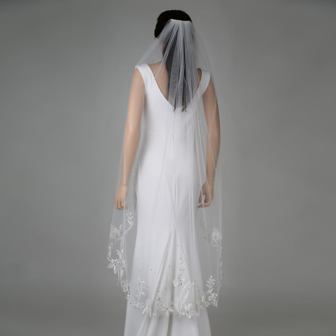 FS6235 bridal veil styled on mannequin, highlighting mid-length design.