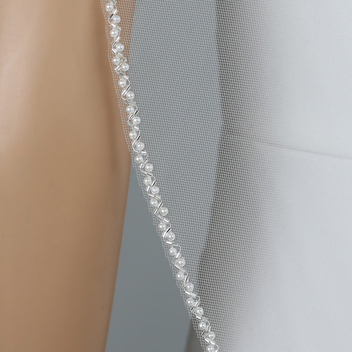 FS6262 comb attachment close-up with secure tulle wrapping.